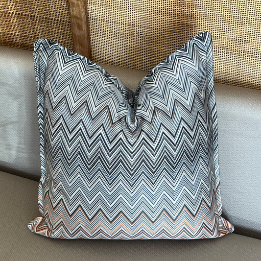 Coussin marocain à motif zigzag gris multicolore, tissu tissé en relief, parfait pour apporter une touche moderne et dynamique à un salon – Biyadi Collection