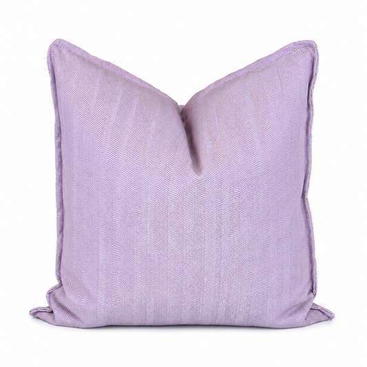 Coussin décoratif mauve clair à motif chevron tissé ton sur ton, élégant et moderne, fabriqué au Maroc par Biyadi Collection.