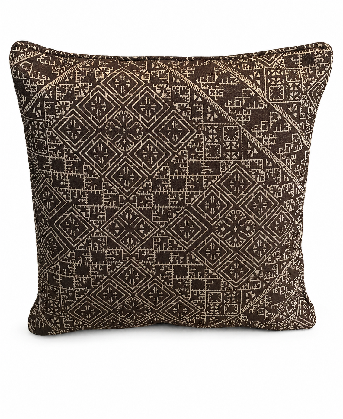 Coussin décoratif marron à motif ethnique marocain tissé en relief, style néobeldi chic, fabriqué au Maroc.