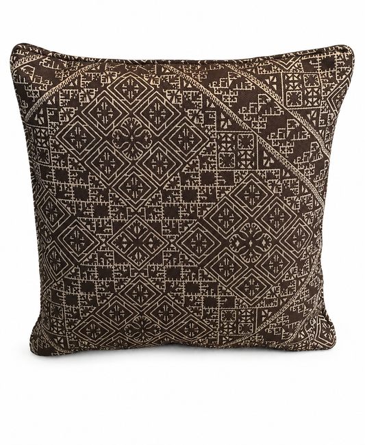 Coussin décoratif marron à motif ethnique marocain tissé en relief, style néobeldi chic, fabriqué au Maroc.
