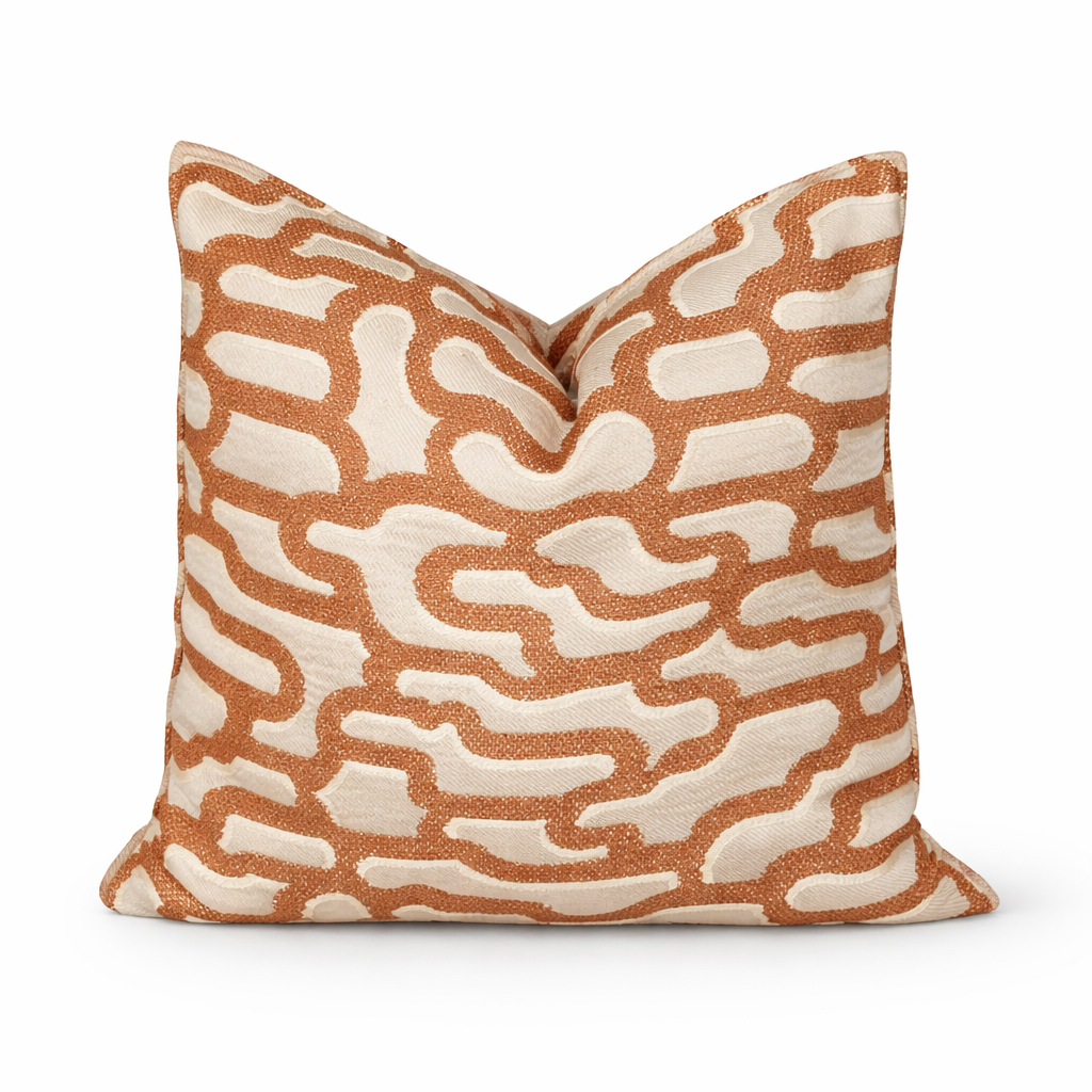 Coussin décoratif en tissu marocain tissé en relief, motif organique terracotta 