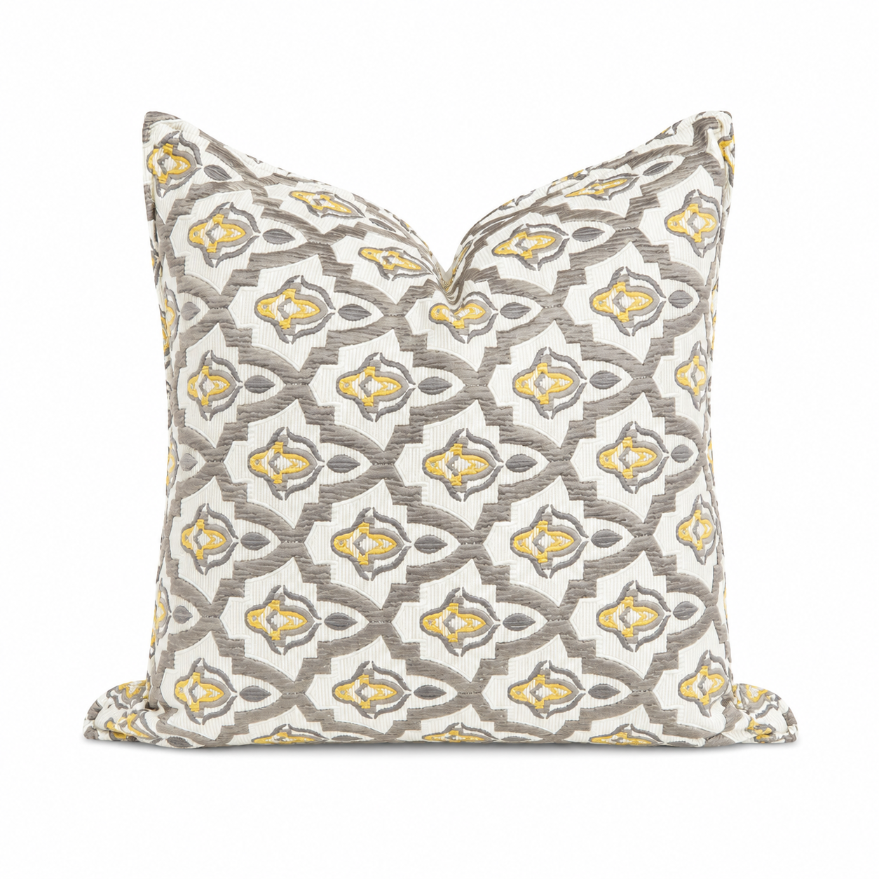 Coussin décoratif Néo Beldi taupe, écru et jaune en tissu tissé au Maroc avec motif géométrique d'inspiration marocaine.