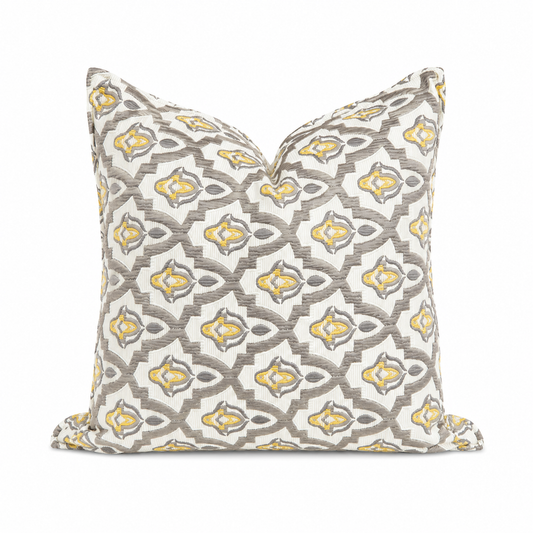 Coussin décoratif Néo Beldi taupe, écru et jaune en tissu tissé au Maroc avec motif géométrique d'inspiration marocaine.