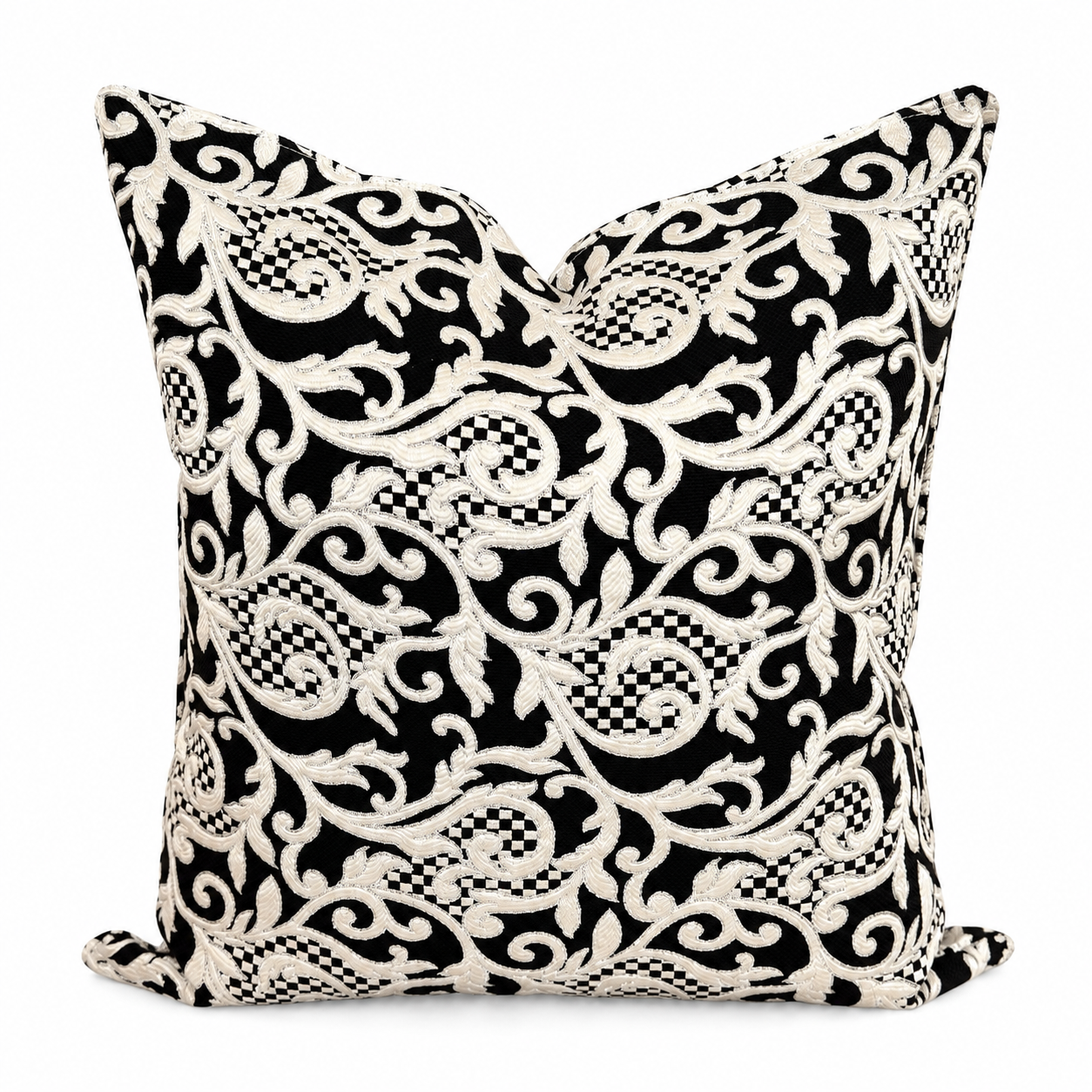 Coussin décoratif noir et écru à motif arabesque brodé en relief sur fond blanc, style élégant et raffiné pour salon moderne.