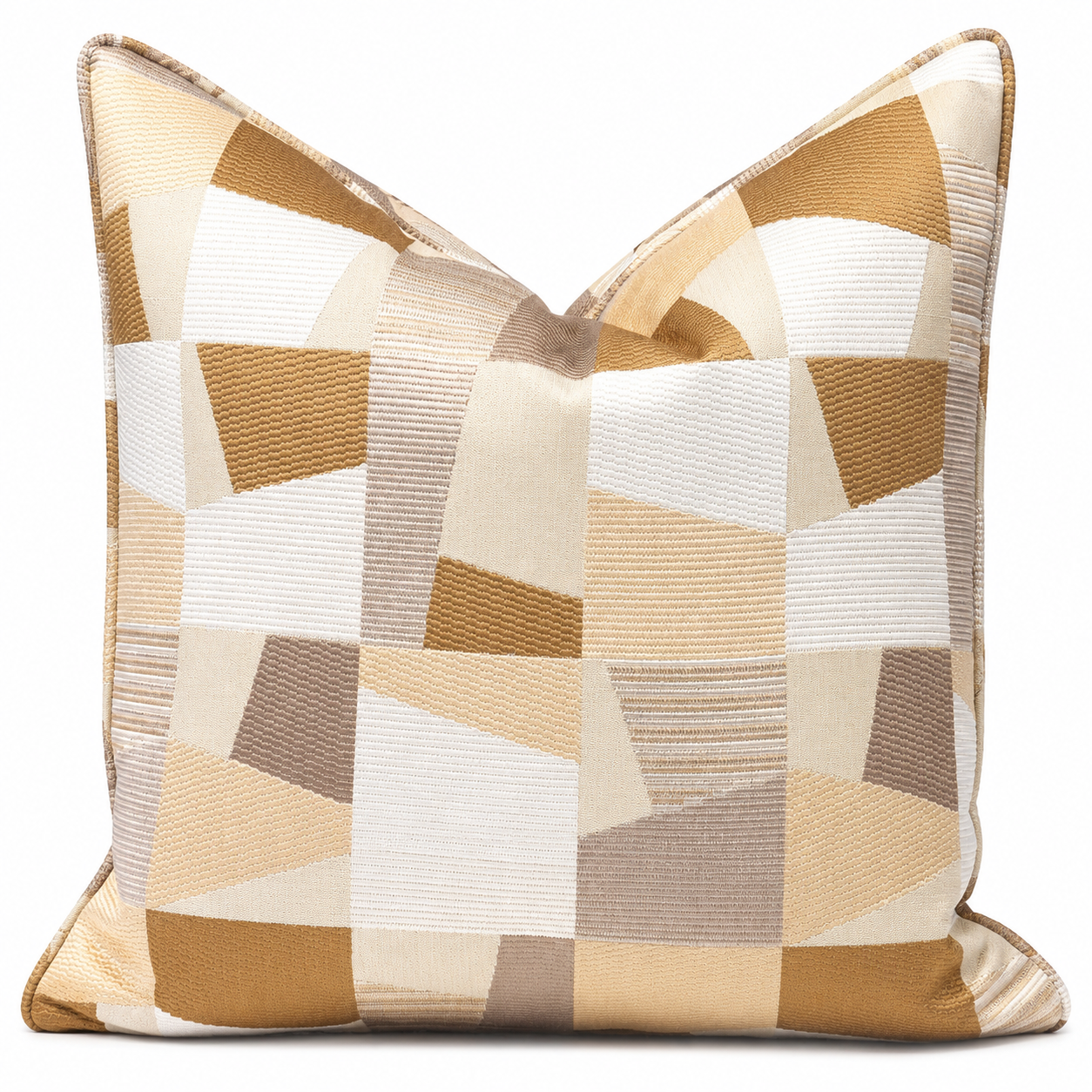 Coussin décoratif géométrique beige, taupe et blanc cassé avec motifs graphiques texturés, idéal pour une décoration moderne et élégante. Création Biyadi Collection.