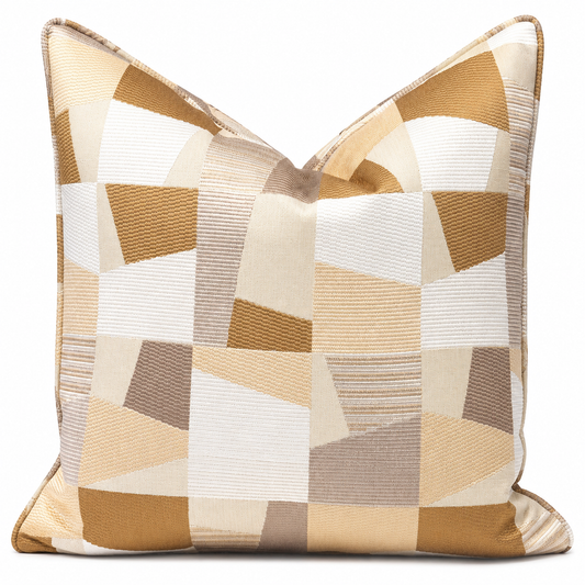 Coussin décoratif géométrique beige, taupe et blanc cassé avec motifs graphiques texturés, idéal pour une décoration moderne et élégante. Création Biyadi Collection.