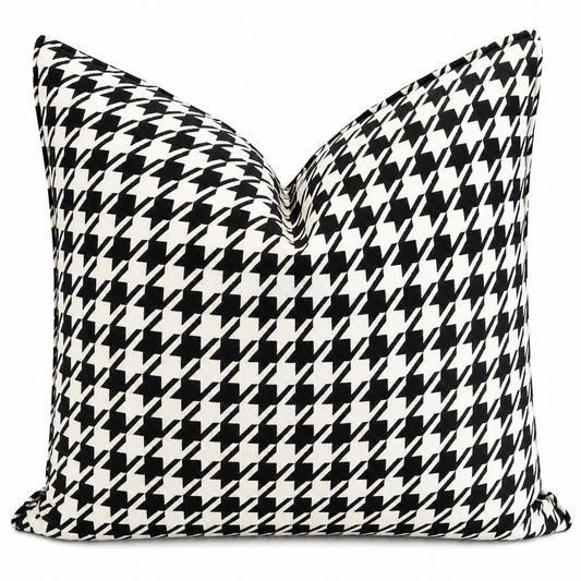 Coussin décoratif noir et blanc à motif pied-de-poule graphique, style élégant et contemporain pour salon moderne ou néobeldi.
