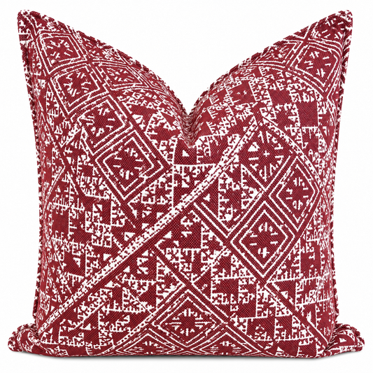 Coussin décoratif prune à motif géométrique marocain tissé en relief, idéal pour une décoration moderne et néobeldi – Biyadi Collection.