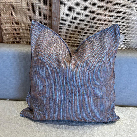 Coussin décoratif à fines rayures bleu et tons terre en tissu marocain, tissage délicat et finition élégante.