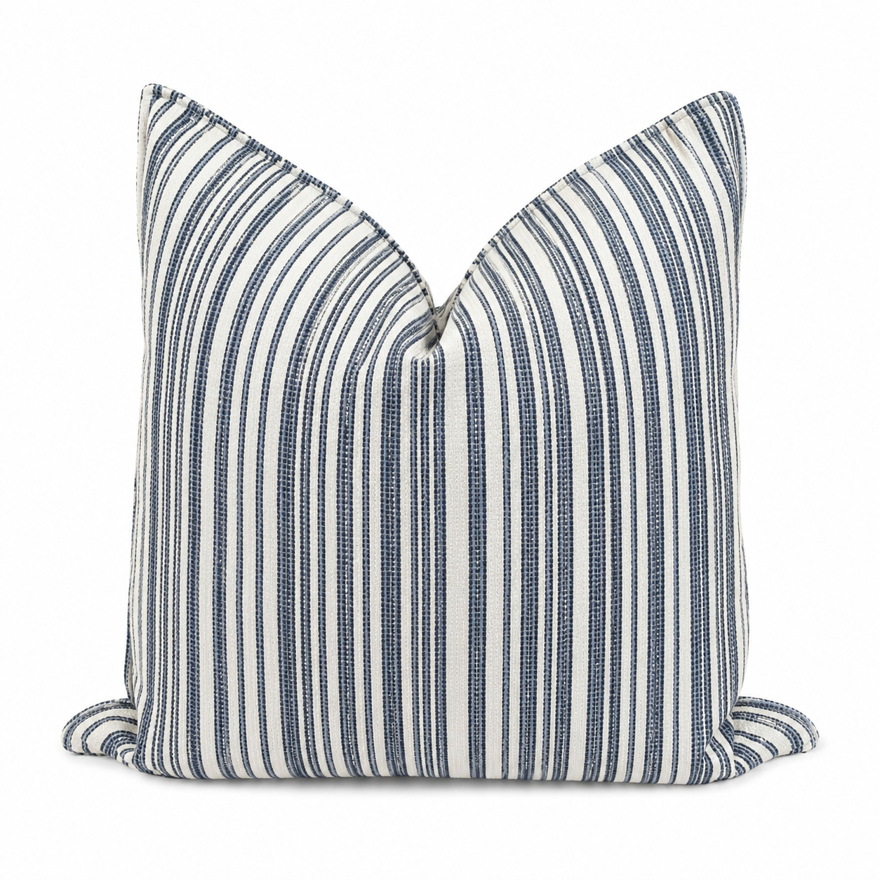 Coussin décoratif à rayures grises et écrues en tissu tissé au Maroc, idéal pour une décoration de salon moderne et élégante.