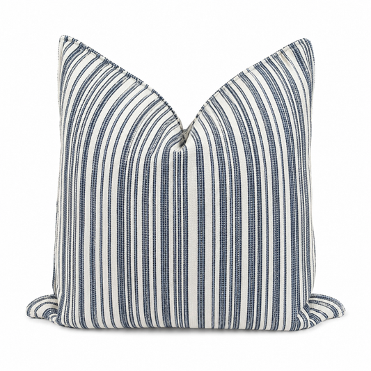 Coussin décoratif à rayures grises et écrues en tissu tissé au Maroc, idéal pour une décoration de salon moderne et élégante.