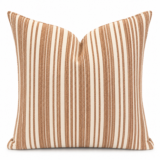Coussin décoratif 50x50 cm à rayures verticales ocre et écru en tissu texturé.