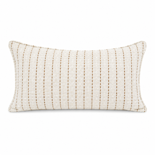 Coussin rectangulaire écru à fines rayures beiges en tissu tissé au Maroc, finition passepoil, idéal pour une décoration de salon contemporaine.