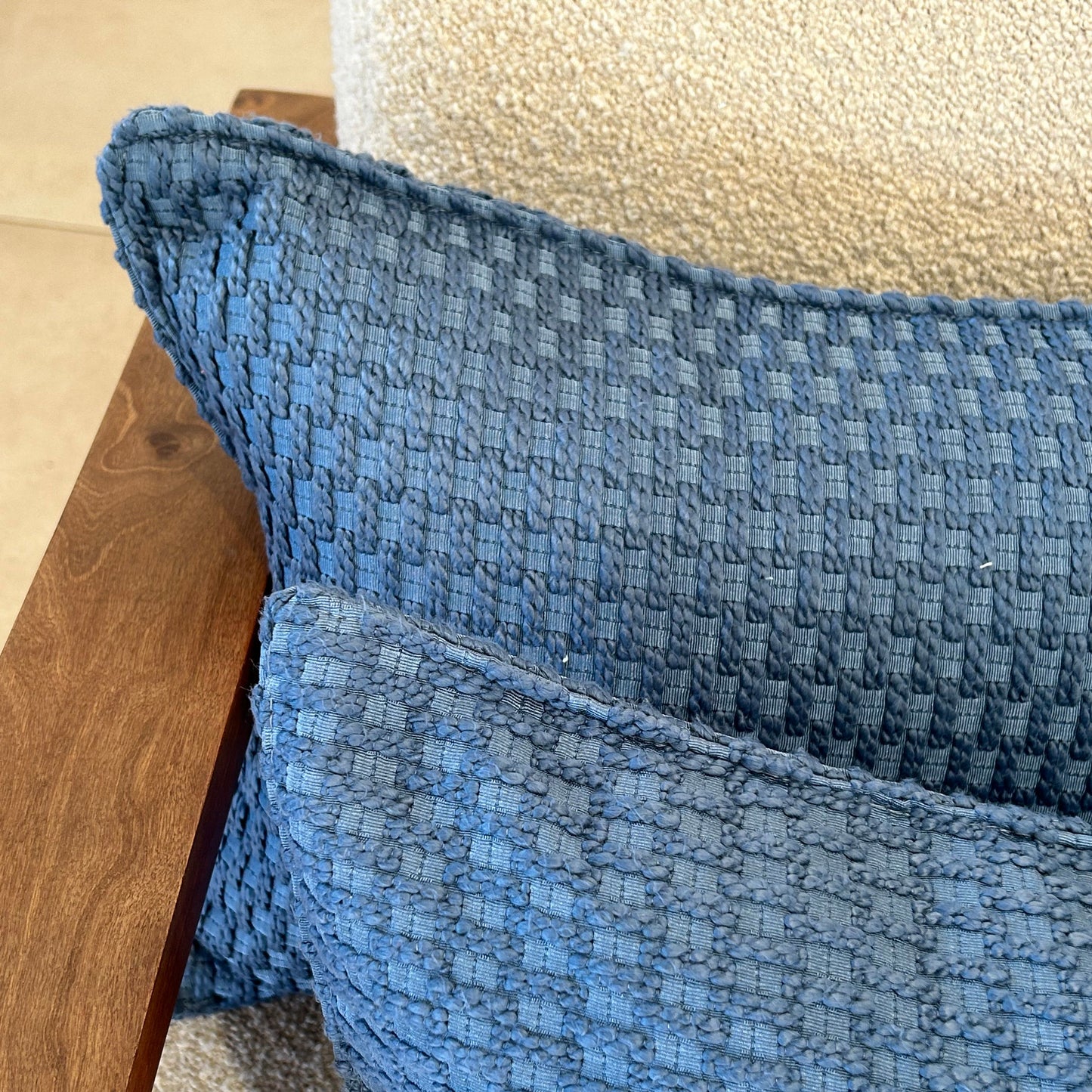 Détail des coussins rectangulaires bleus en tissu tissé à la texture en relief