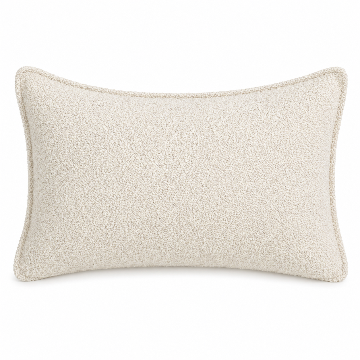 Coussin rectangulaire en tissu bouclette écru, texture douce .