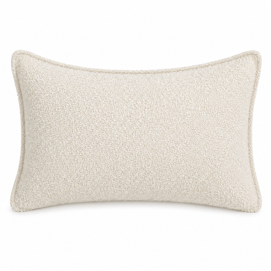 Coussin rectangulaire en tissu bouclette écru, texture douce .