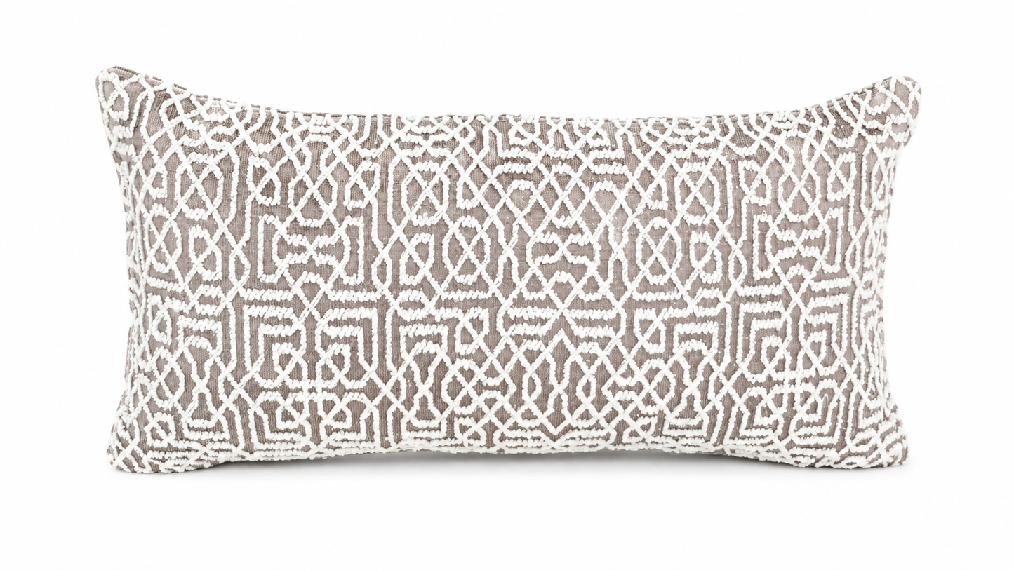 Coussin rectangulaire en bouclette écru et taupe à motif géométrique en relief, style néobeldi chic avec tissu texturé pour décoration de salon élégante et contemporaine.