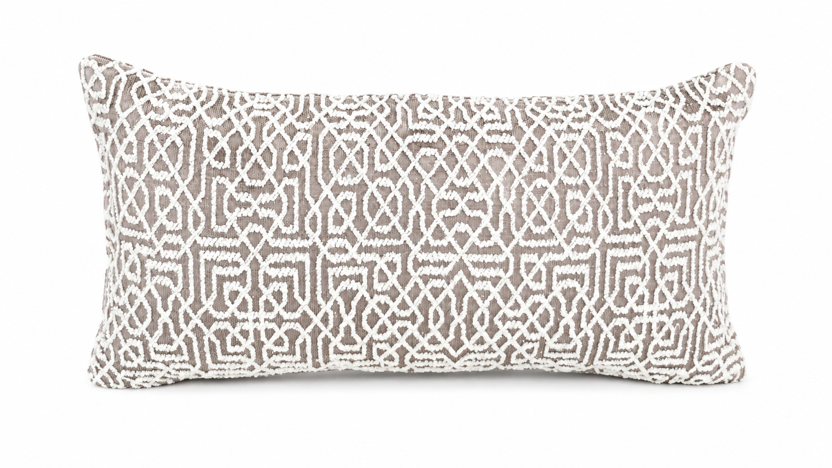 Coussin rectangulaire en bouclette écru et taupe à motif géométrique en relief, style néobeldi chic avec tissu texturé pour décoration de salon élégante et contemporaine.