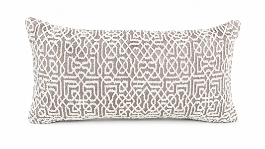 Coussin rectangulaire en bouclette écru et taupe à motif géométrique en relief, style néobeldi chic avec tissu texturé pour décoration de salon élégante et contemporaine.