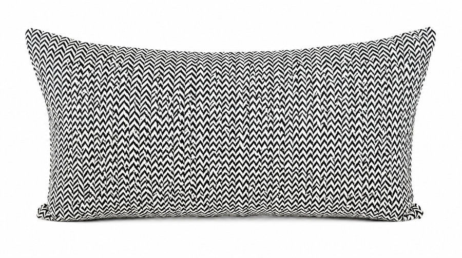Coussin rectangulaire noir et blanc à motif chevron graphique, style moderne et minimaliste avec tissu texturé pour décoration élégante de salon.