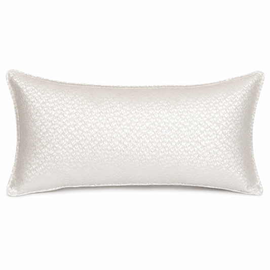 Coussin rectangulaire écru à motif discret, tissu élégant et raffiné