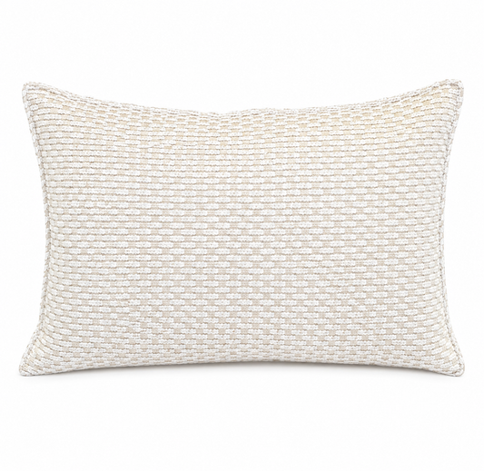 Coussin rectangulaire écru à texture relief tissée, design sobre et élégant, idéal pour une décoration moderne et chaleureuse.