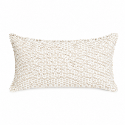 Coussin décoratif rectangulaire écru à texture tissée en tissu d'ameublement fabriqué au Maroc, idéal pour une décoration intérieure élégante et moderne.