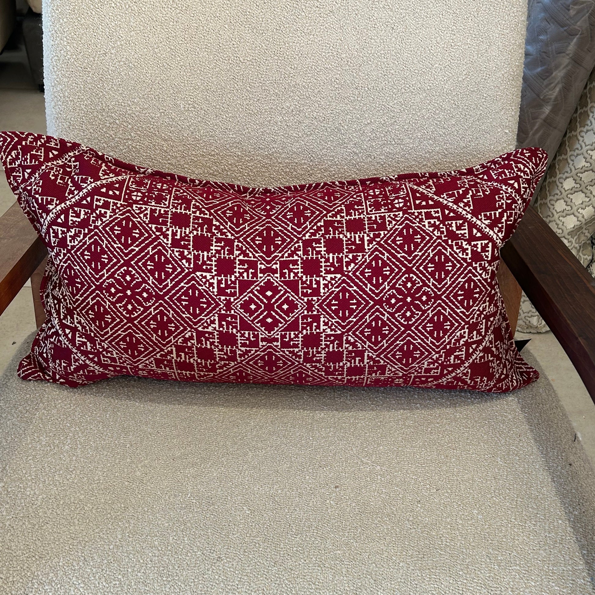 Coussin rectangulaire effet brodé bordeaux  tissé en relief, coussin décoratif pour canapé ou fauteuil, style ethnique chic et moderne.