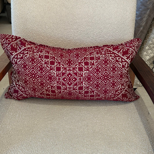 Coussin rectangulaire effet brodé bordeaux  tissé en relief, coussin décoratif pour canapé ou fauteuil, style ethnique chic et moderne.