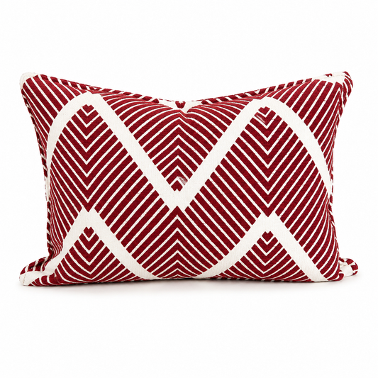Coussin rectangulaire bordeaux et écru à motif géométrique graphique, idéal pour une décoration moderne et élégante.