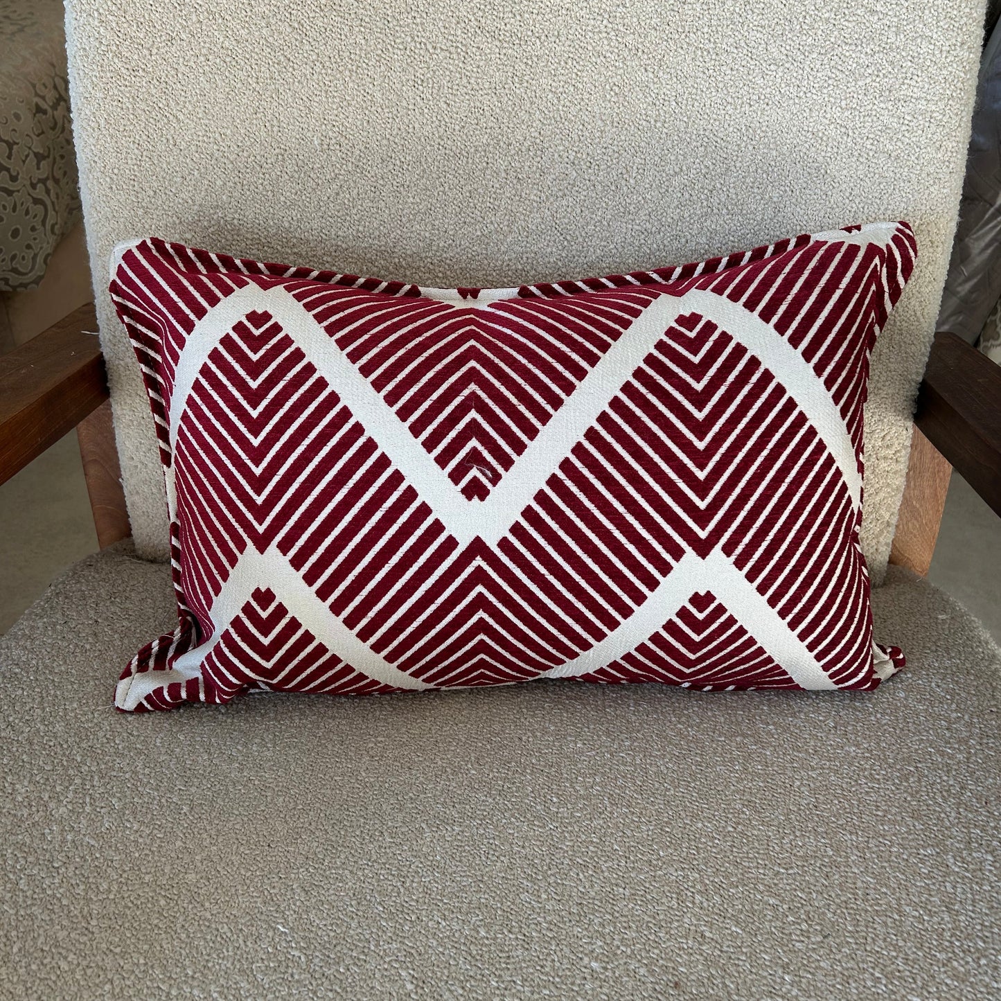 Coussin rectangulaire décoratif bordeaux et écru à motif graphique en chevrons