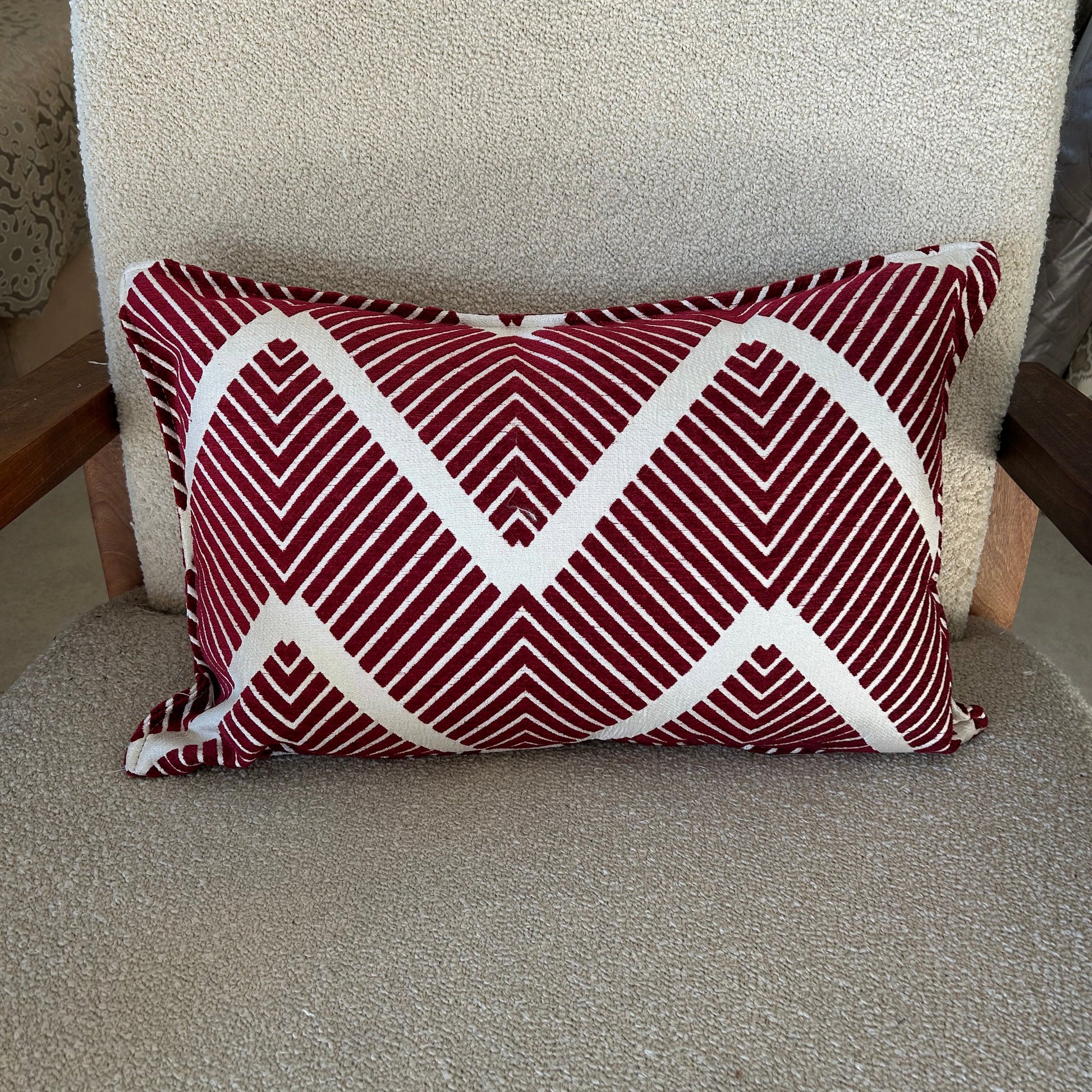 Coussin rectangulaire décoratif bordeaux et écru à motif graphique en chevrons