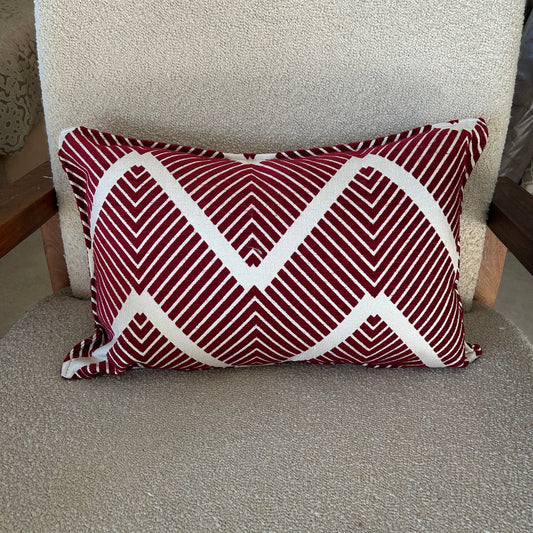 Coussin rectangulaire décoratif bordeaux et écru à motif graphique en chevrons