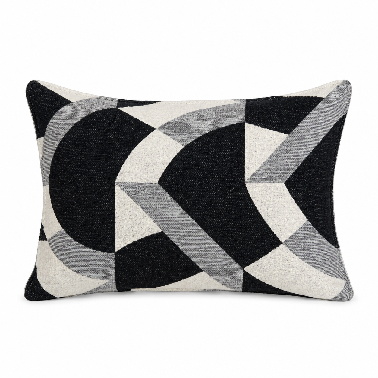 Coussin rectangulaire graphique noir, gris et écru avec motif géométrique moderne, idéal pour une décoration intérieure contemporaine et élégante.
