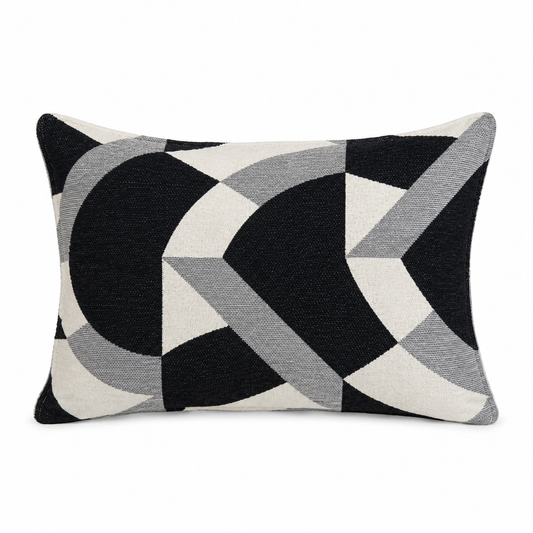 Coussin rectangulaire graphique noir, gris et écru avec motif géométrique moderne, idéal pour une décoration intérieure contemporaine et élégante.