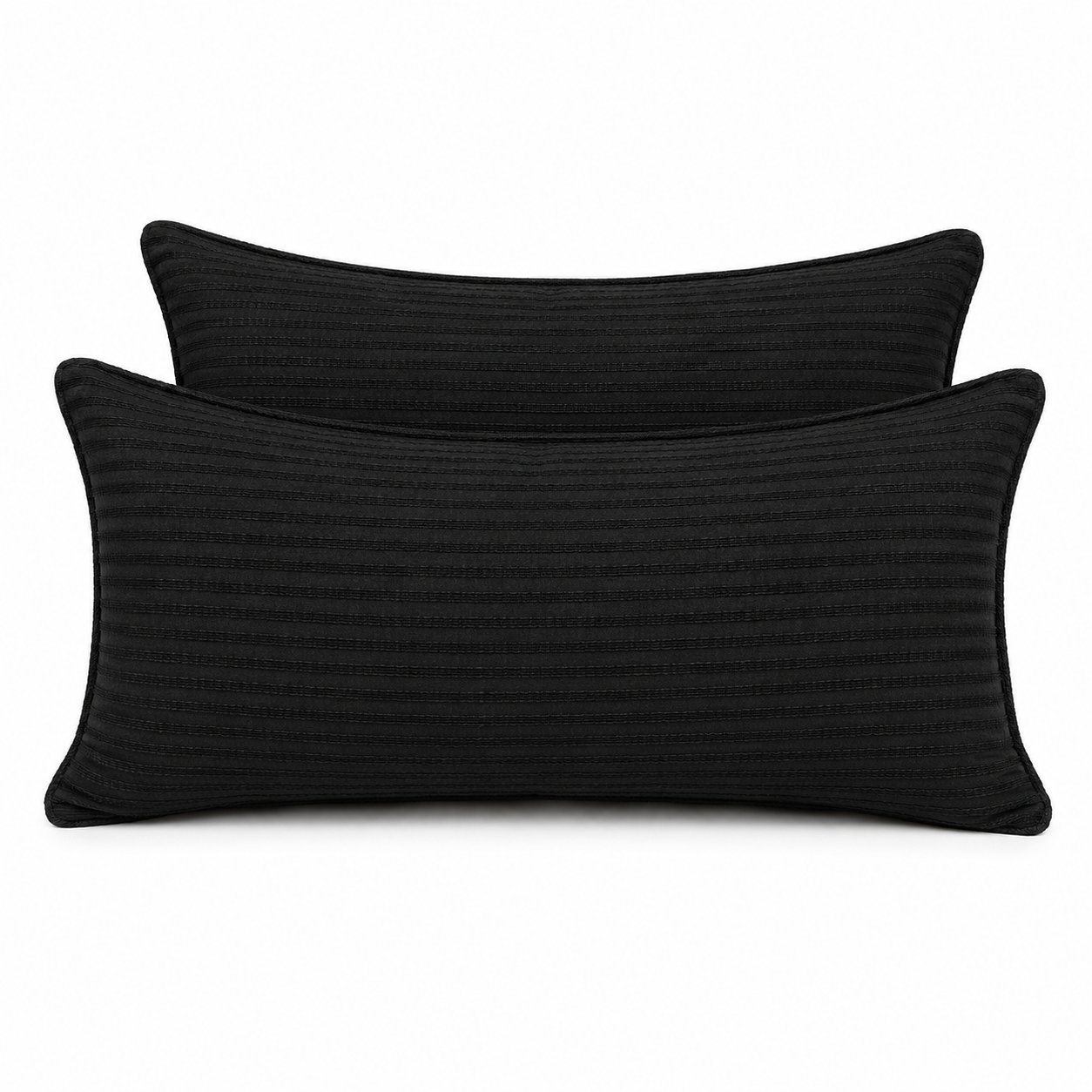 Coussins rectangulaires noirs unis tissés, posés sur un fauteuil dans une ambiance moderne et élégante