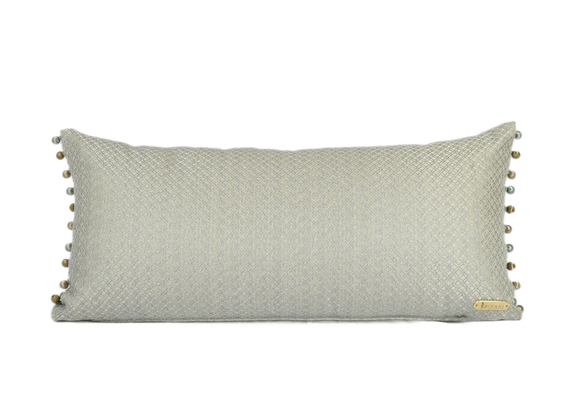 Coussin décoratif rectangulaire bleu et doré avec finition en perles, confectionné en tissu d'ameublement tissé au Maroc.