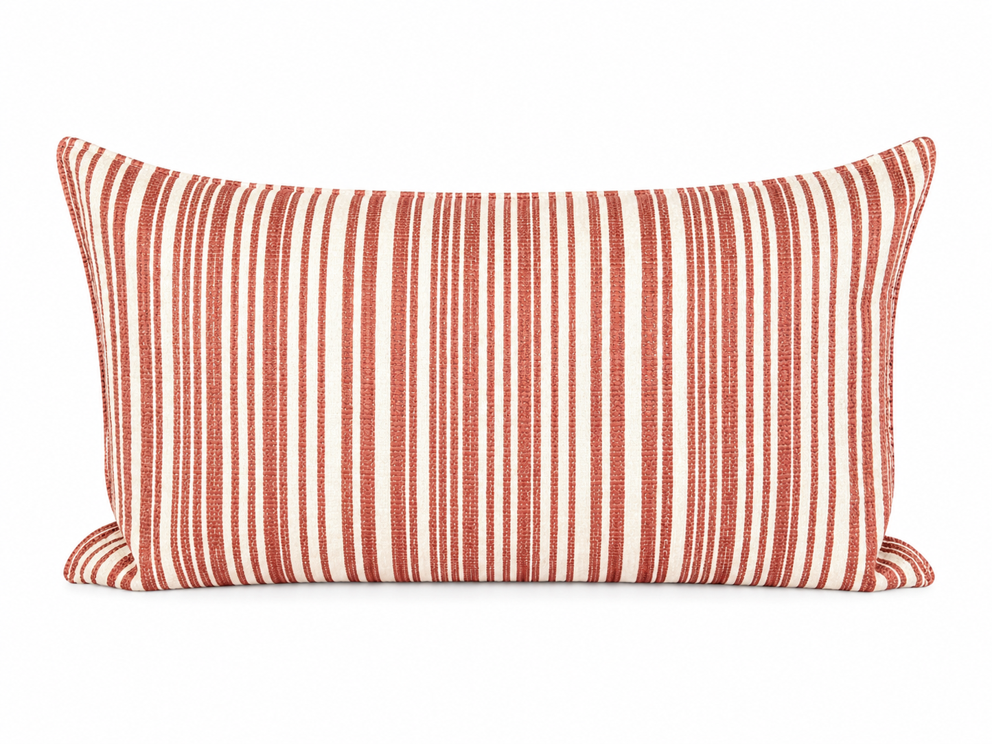 Coussin rectangulaire à rayures terracotta et écru, style contemporain chic avec tissu texturé tissé pour décoration de salon moderne.