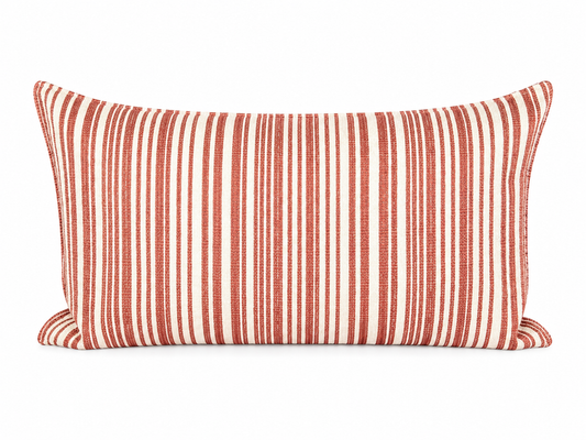Coussin rectangulaire à rayures terracotta et écru, style contemporain chic avec tissu texturé tissé pour décoration de salon moderne.