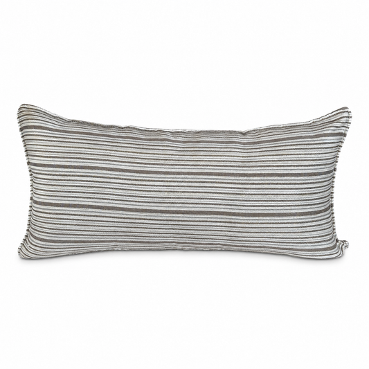 oussin rectangulaire à rayures fines taupe et écru posé sur un canapé taupe dans une ambiance naturelle et élégante