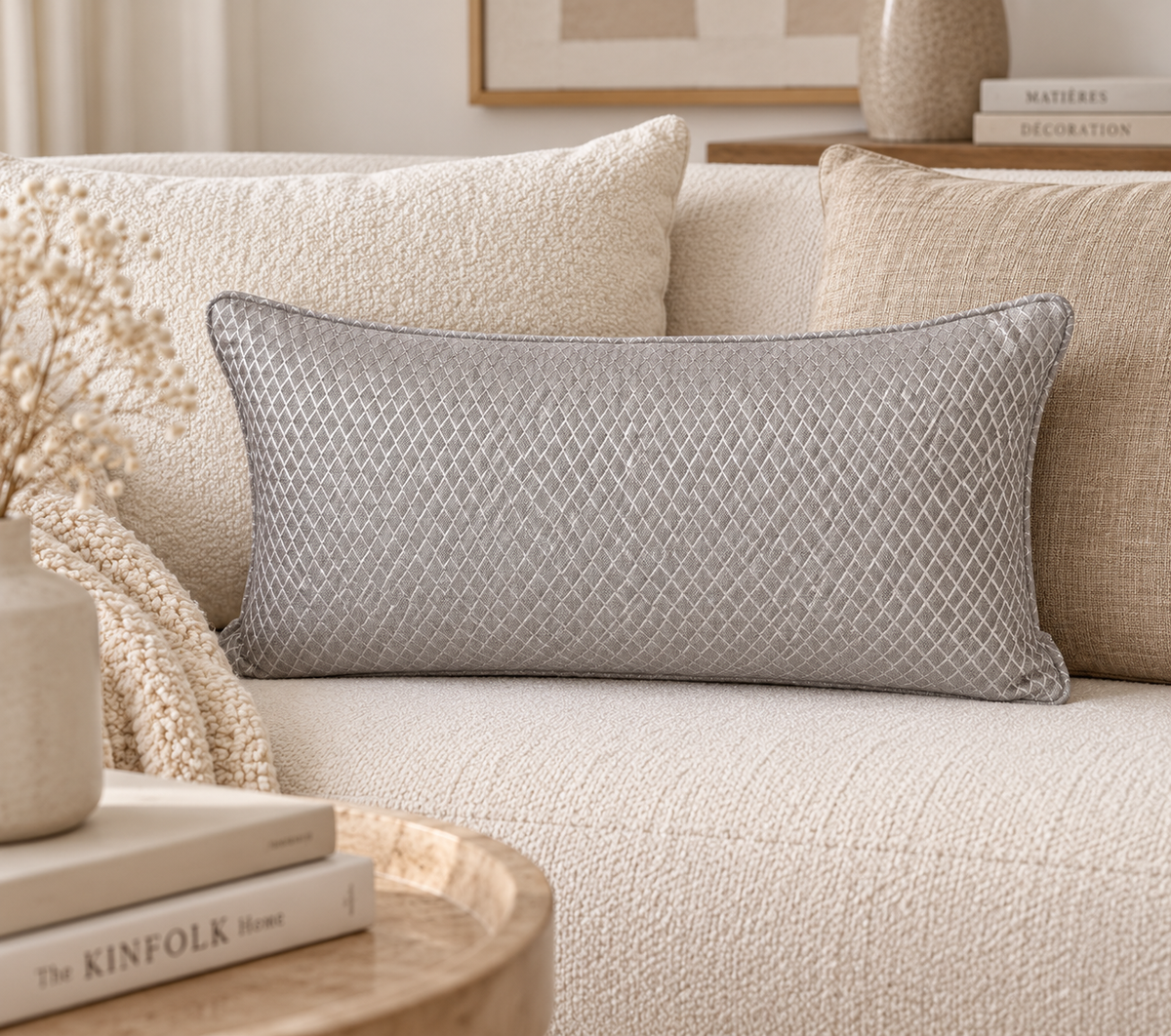 Coussin décoratif rectangulaire taupe à motif géométrique sur canapé clair – Biyadi Collection