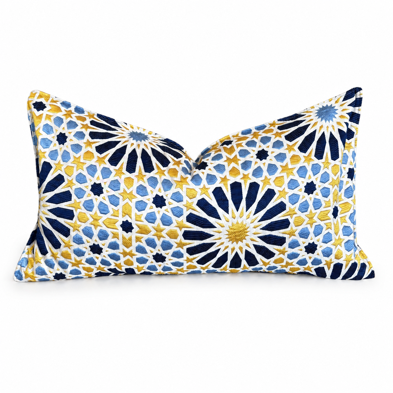 Coussin rectangulaire décoratif en tissu tissé marocain à motif zellij, teintes bleu et jaune, présenté sur canapé dans une ambiance élégante et contemporaine.