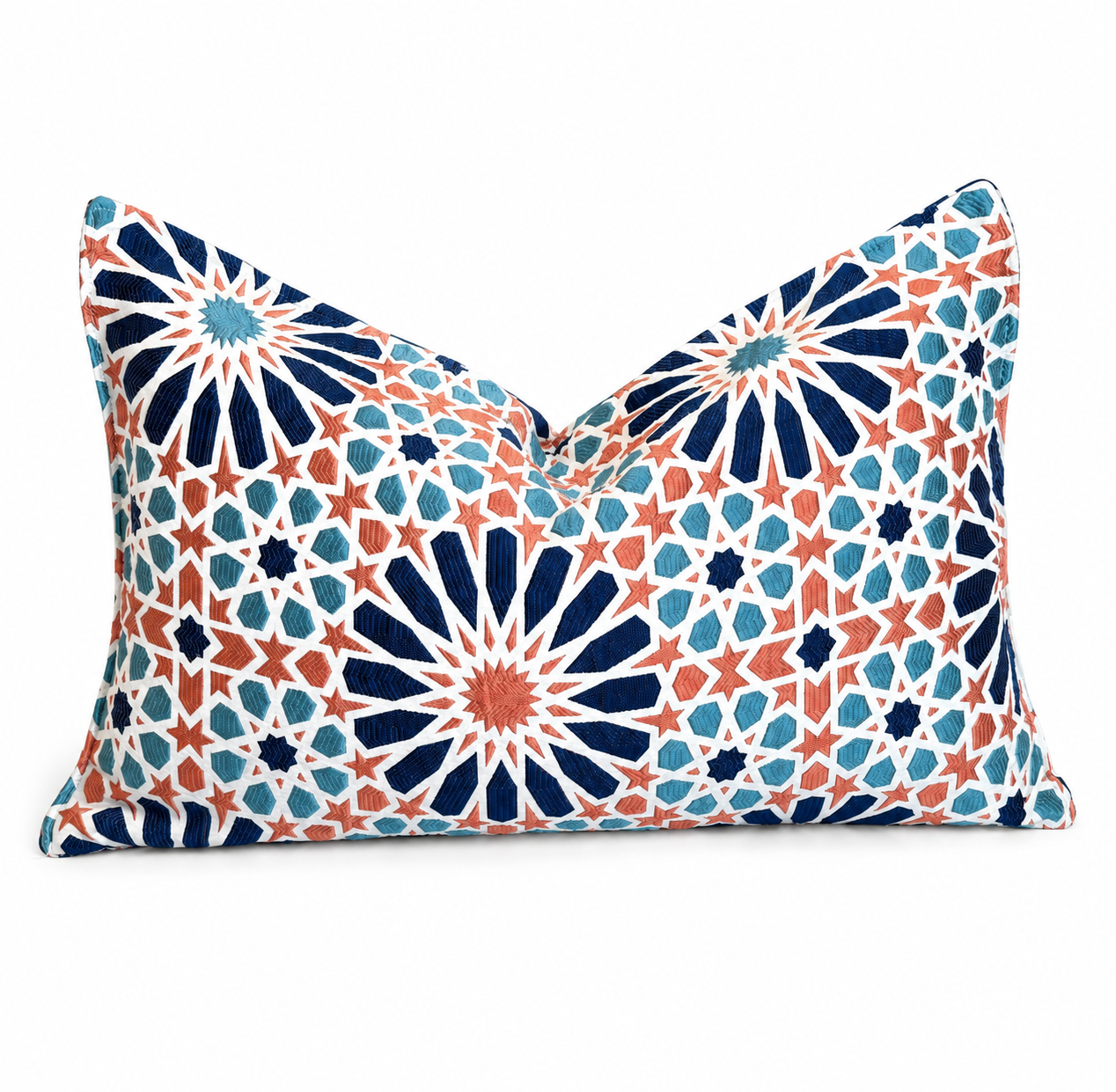 Coussin rectangulaire décoratif en tissu tissé marocain à motif zellij, teintes bleu, terracotta et écru, présenté sur canapé dans une ambiance élégante et contemporaine.