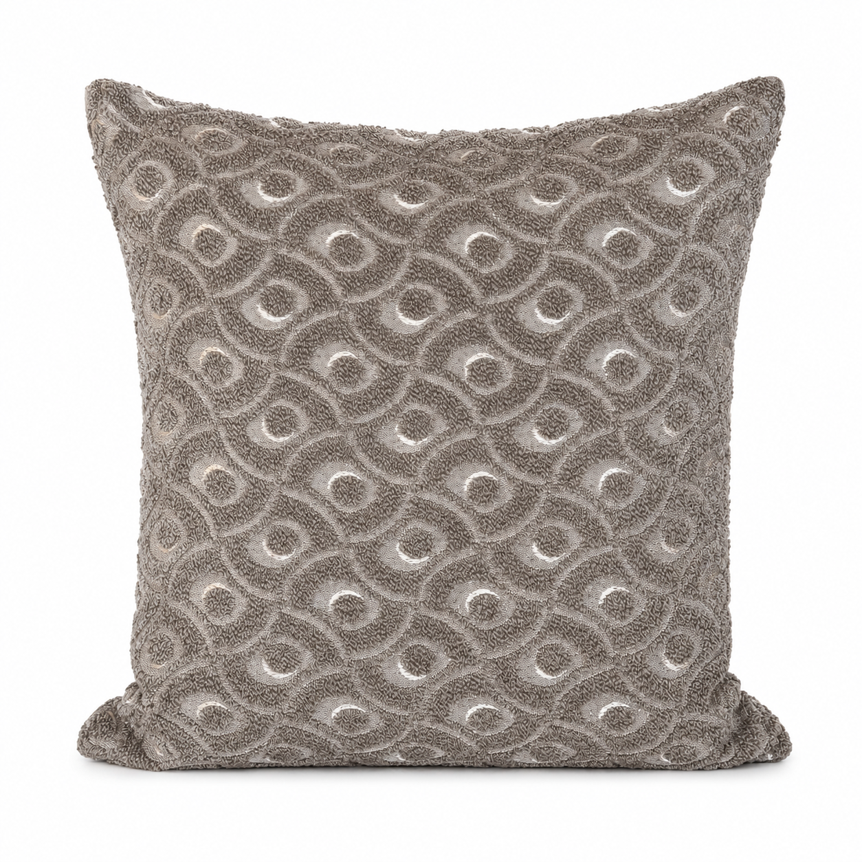Coussin décoratif  taupe à motif géométrique en relief sur fond blanc, style élégant et contemporain pour salon moderne.