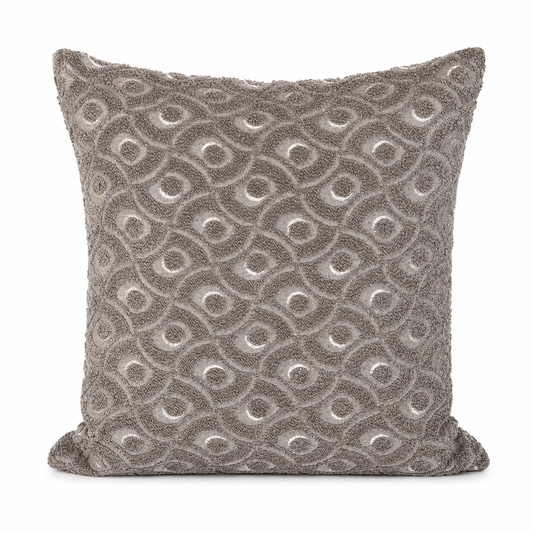 Coussin décoratif  taupe à motif géométrique en relief sur fond blanc, style élégant et contemporain pour salon moderne.