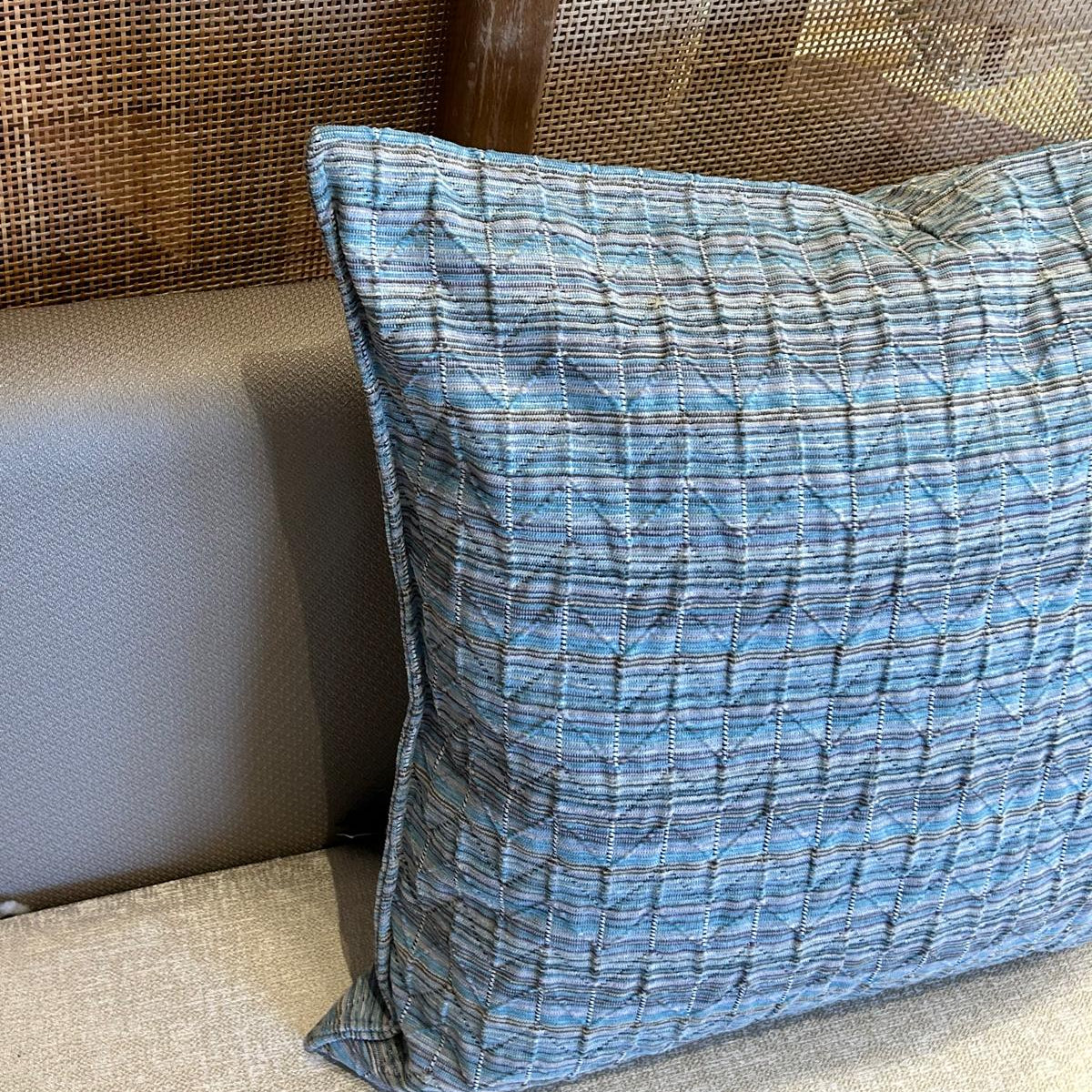 Coussin décoratif en tissu texturé bleu azur, tissage en relief et finition élégante.