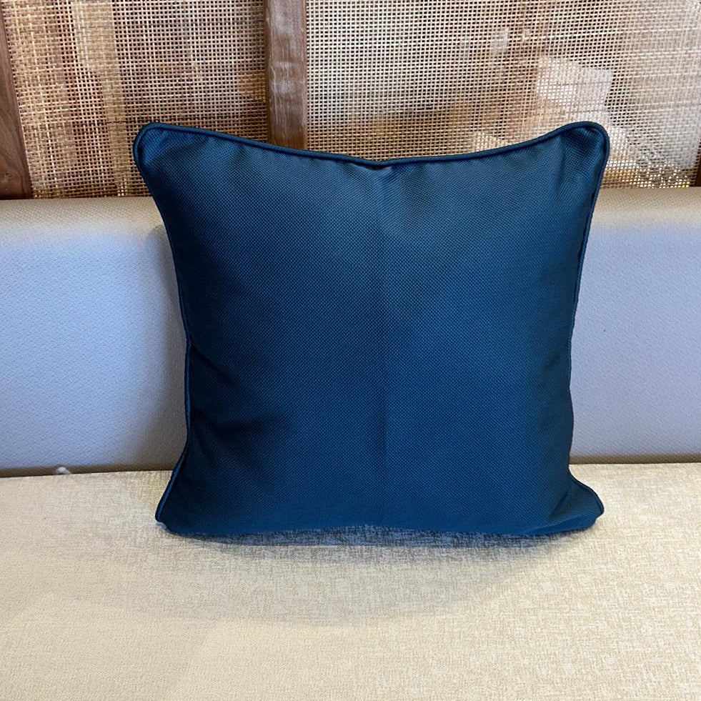 Coussin décoratif uni bleu profond en tissu marocain, tissage fin et finition élégante.