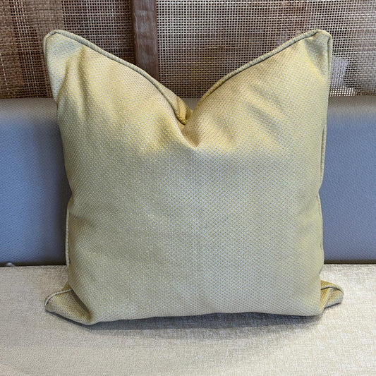 Coussin décoratif uni jaune  en tissu marocain, tissage fin et finition élégante.