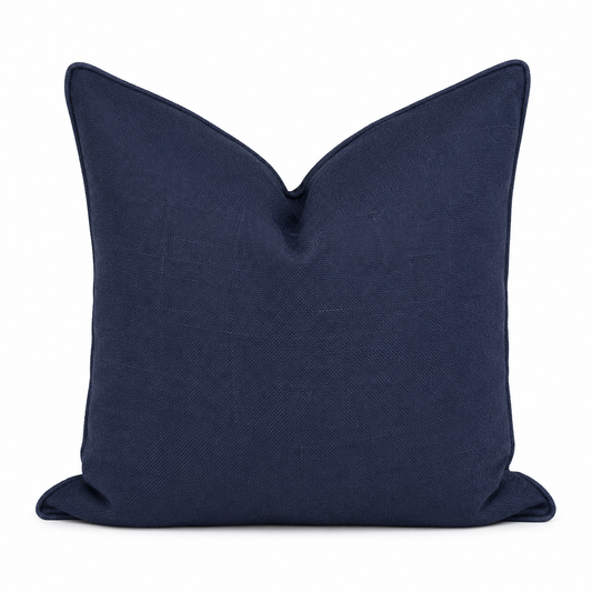 Coussin décoratif uni noir 50 × 50 cm sur fond blanc – Biyadi Collection
