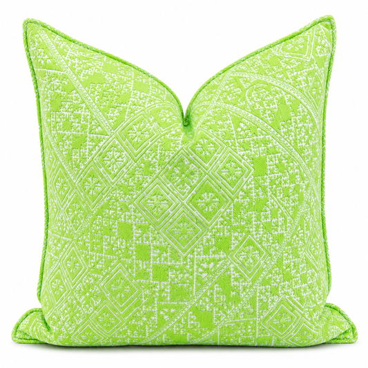 Coussin décoratif vert fluo à motif géométrique marocain tissé en relief, idéal pour une décoration moderne et néobeldi – Biyadi Collection.